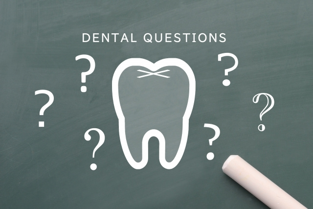 黒板に描いた歯のイラスト